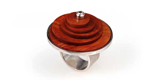 anel em prata, zirconia e discos de nó de pinho