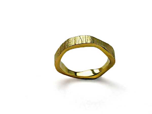 anel quadrado em ouro com textura
