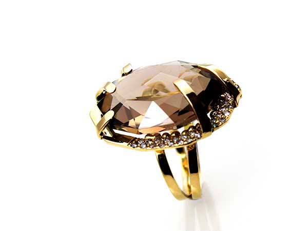 anel em ouro, quartzo fume e diamantes